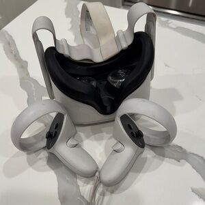 VR Headset with Controllers - White
